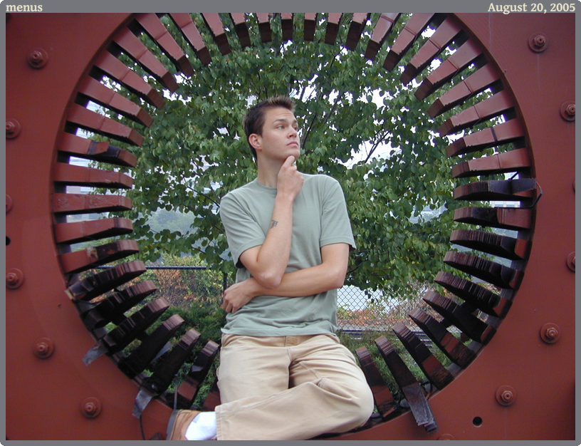 menus, taken 2005-08-20 || NIKON E950 | 11.5 | 1/79s @ f/3.1